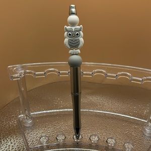 White grey owl pen 🖊️